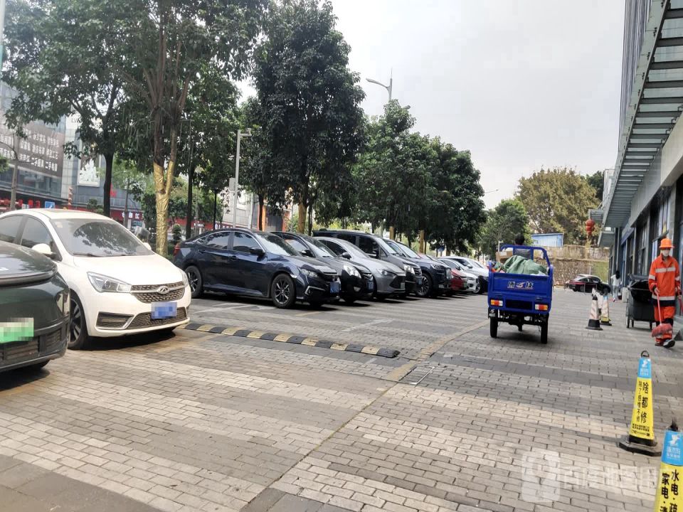 华南城铁东物流区
