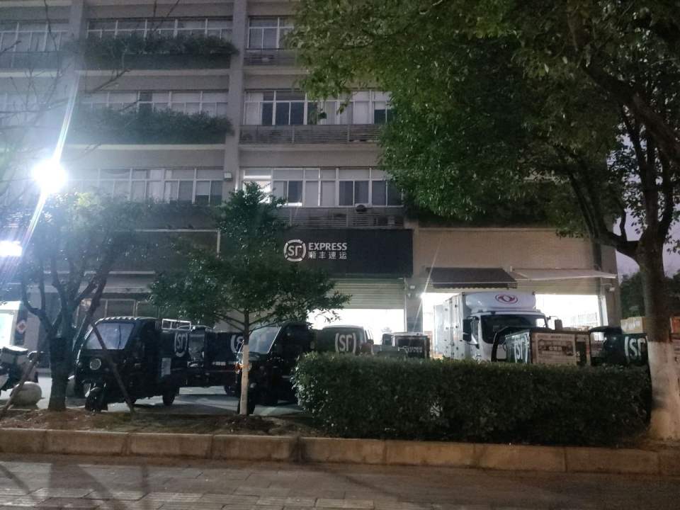 顺丰速运(银潭路路店)
